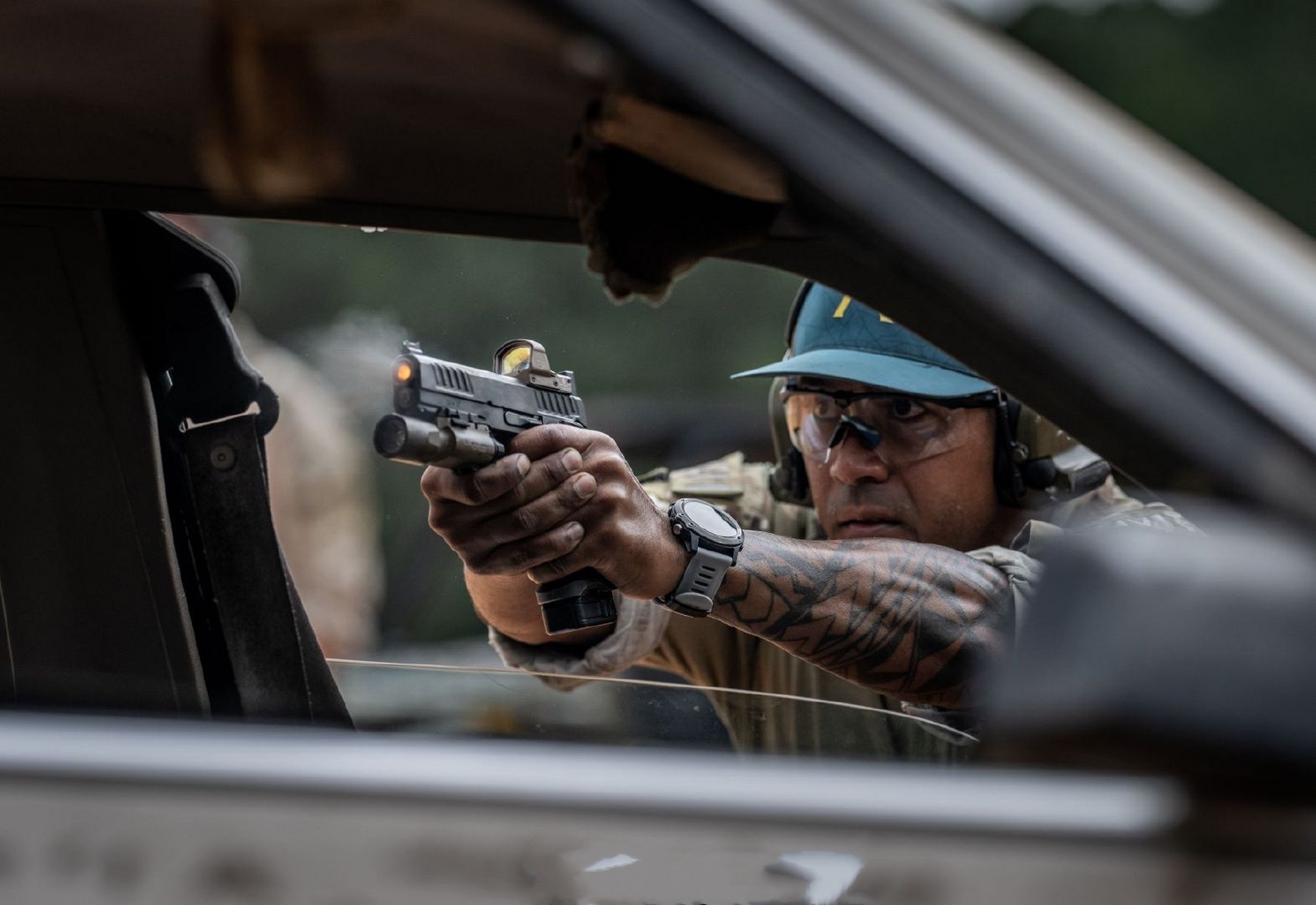 美国警察是世界上街头枪战,经验最丰富的 美国警察是世界上街头枪战