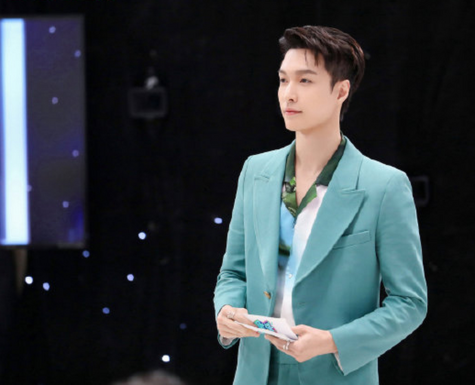 4月3日,《金曲青春》张艺兴剧照曝光,一身湖蓝色西装青春帅气,内搭