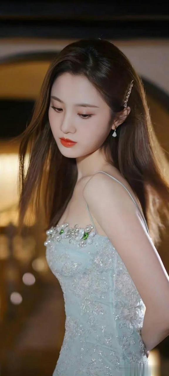 跑来一切粉圈因素,我觉得章泽天,陈都灵,张慧雯长得非常像,站一块很难