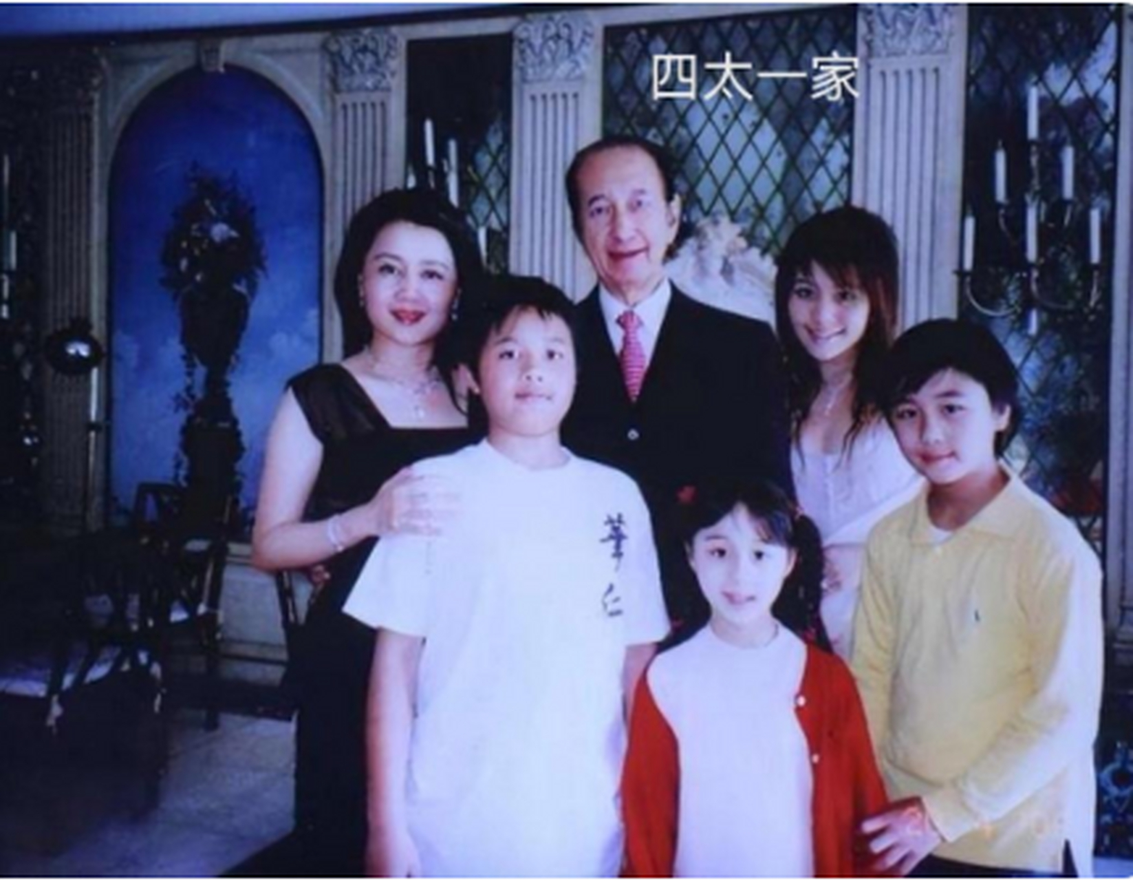 四太梁安琪和和孩子们合照