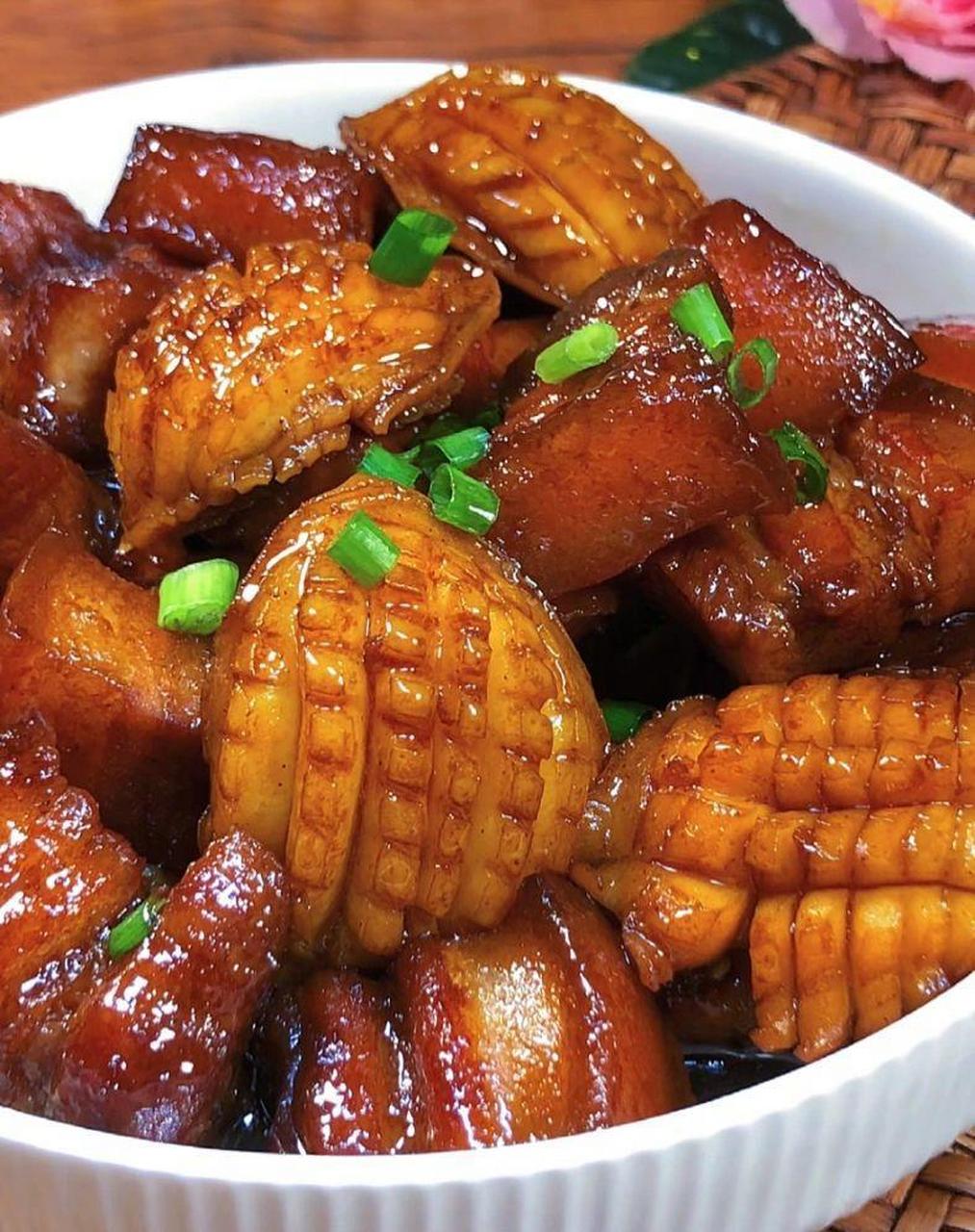 食材:鲍鱼,五花肉,葱姜,八角,桂皮,干辣椒,冰糖,生抽,老抽,啤酒,椿è