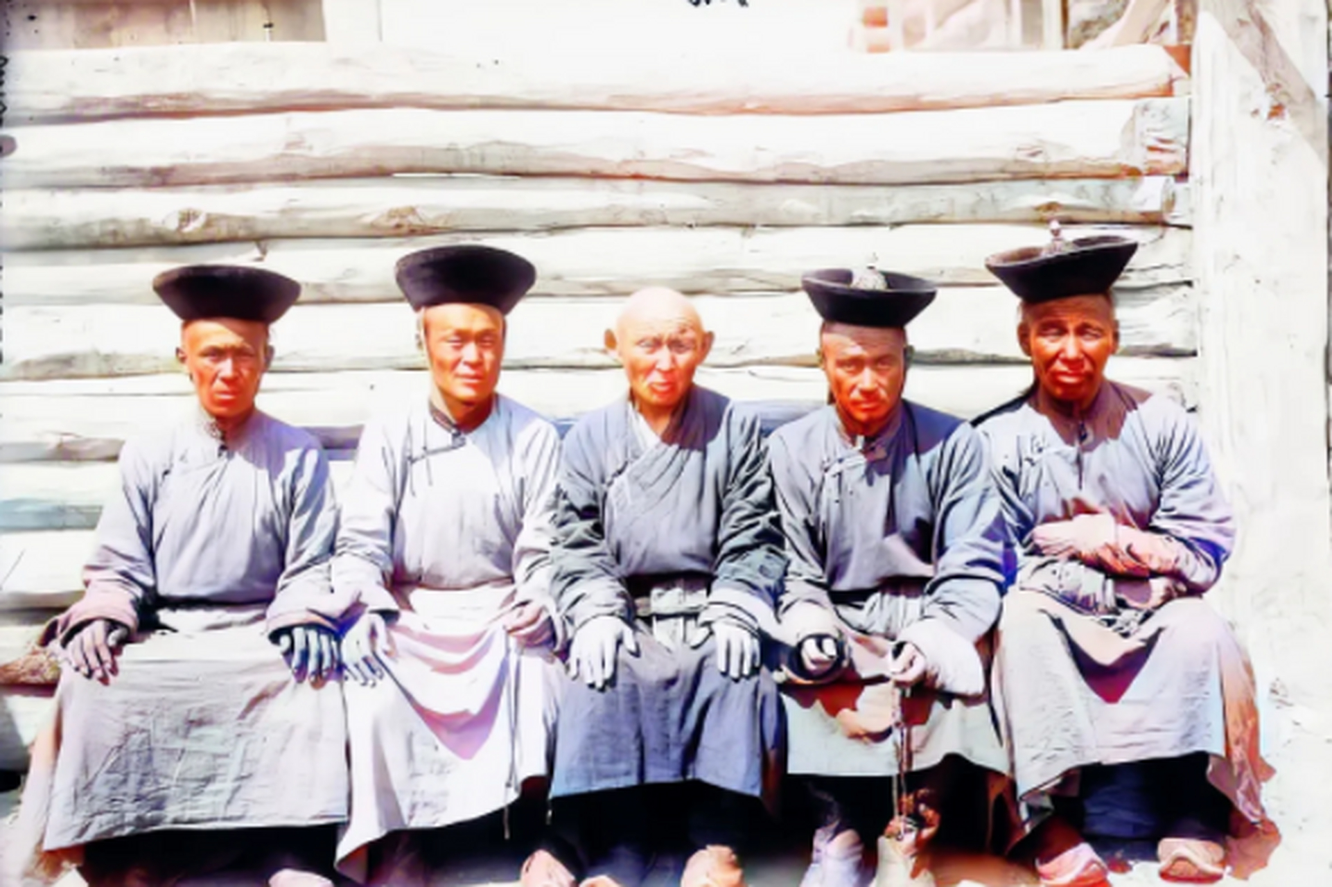 以前乌里雅苏台将军驻地生活条件特别差,所以只配备了五十名八旗野战