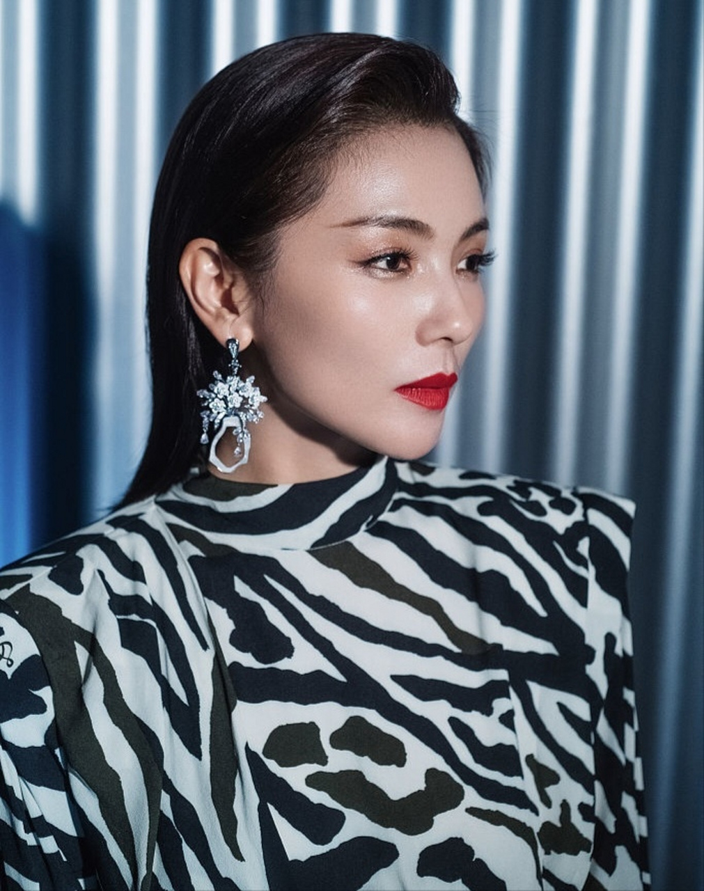 刘涛穿斑马纹连衣裙,梳溜背头,御姐范十足