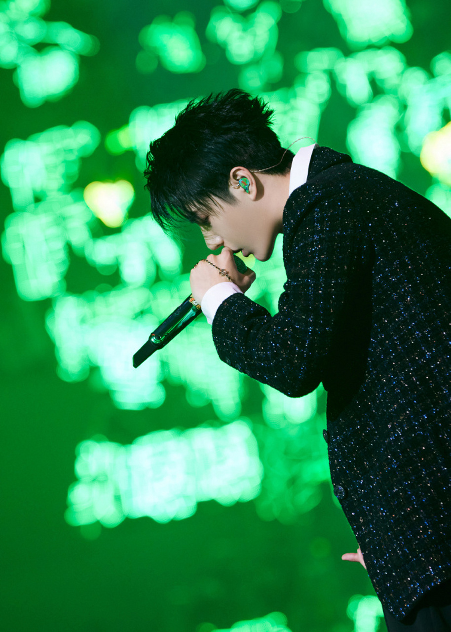 王一博真是个宝藏男孩, 穿黑色西装也太帅了吧,手持绿色话筒更是又酷