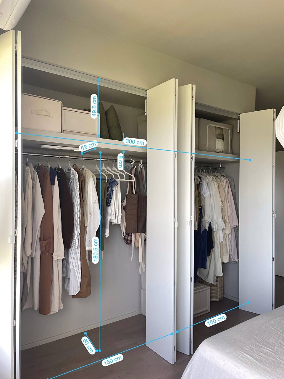 我家的砌墙衣柜是自己设计,全部配件自己找,包括门板也是在板材店要