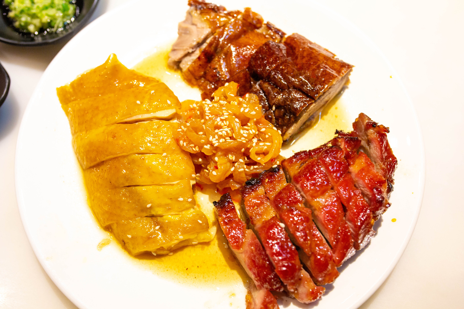 室外的高温让人无处可逃,而澳门新濠影汇酒店应该就是人们躲避炎热的