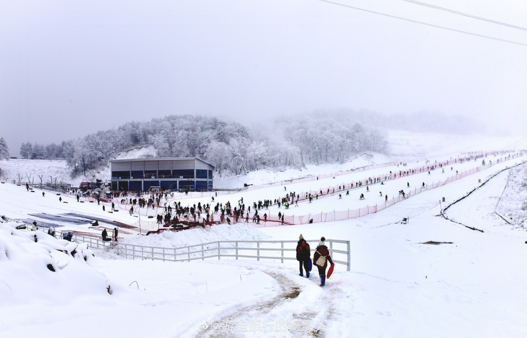 曾家山滑雪场位于四川省广元市朝天区曾家镇,是一个集冬季滑雪,春季