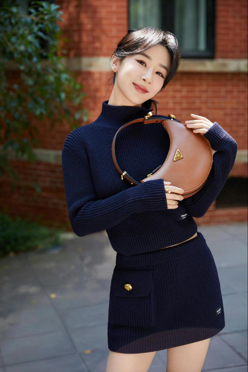 杨紫穿搭 紫妹prada大片来啦 吾家有妹初长成的感觉,现在真的越来越美