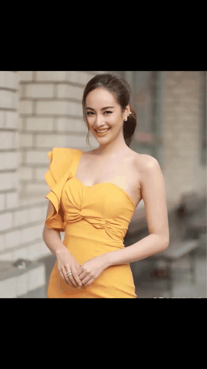 她是泰国女明星. 她的骨架大, 穿什么都好看, 身高和身材都非常棒.