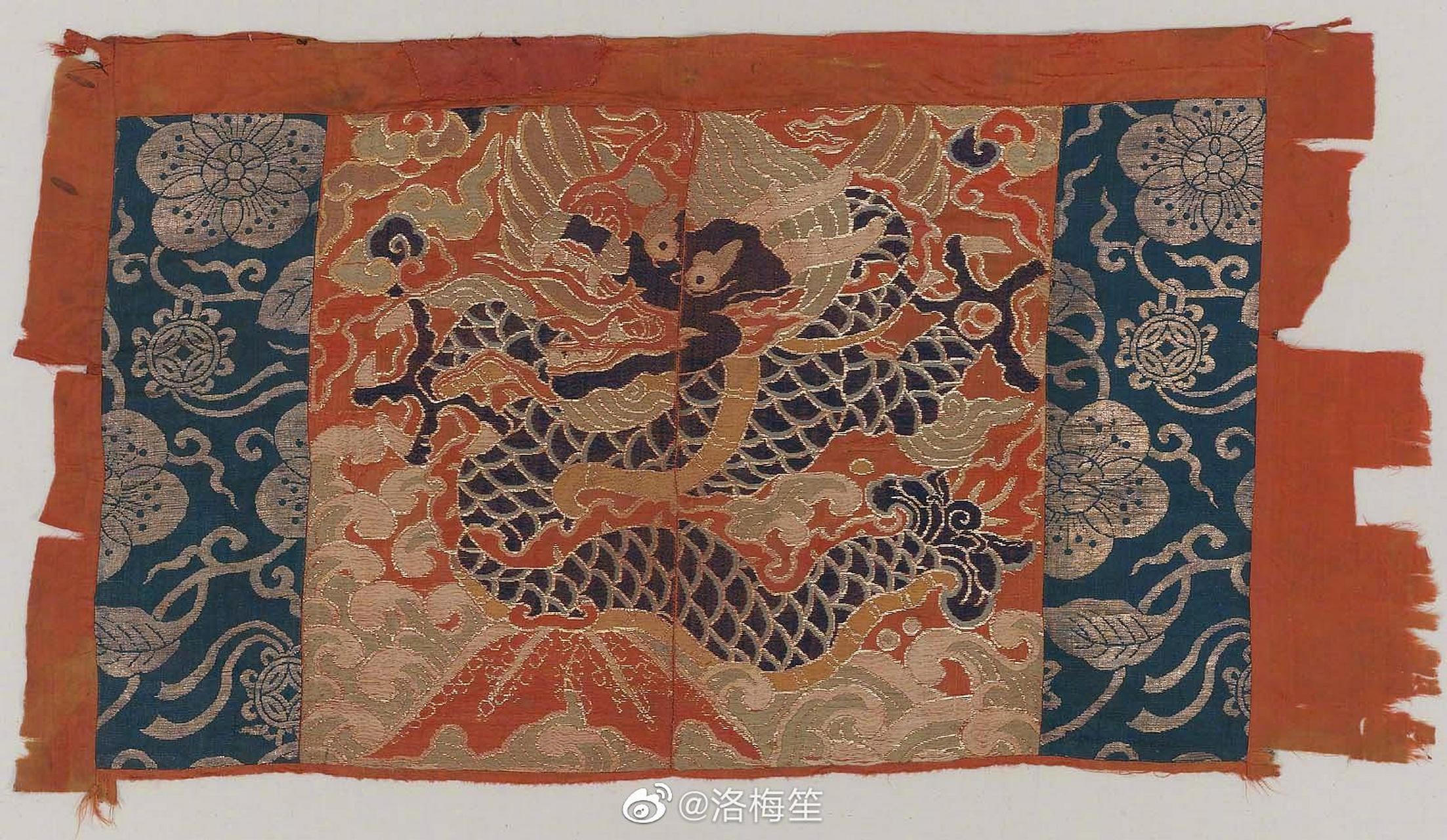 这个明代飞鱼补子边上的料子,是织金的梅花金钱.