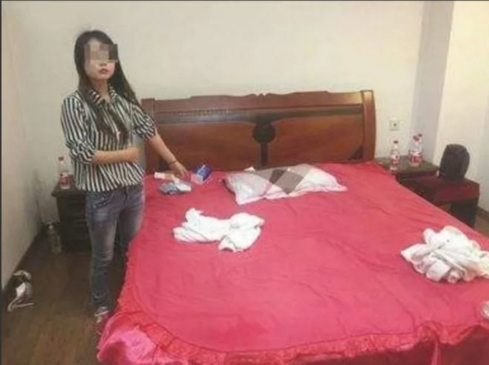 这张照片记录了一个39岁失足女的现场指认.