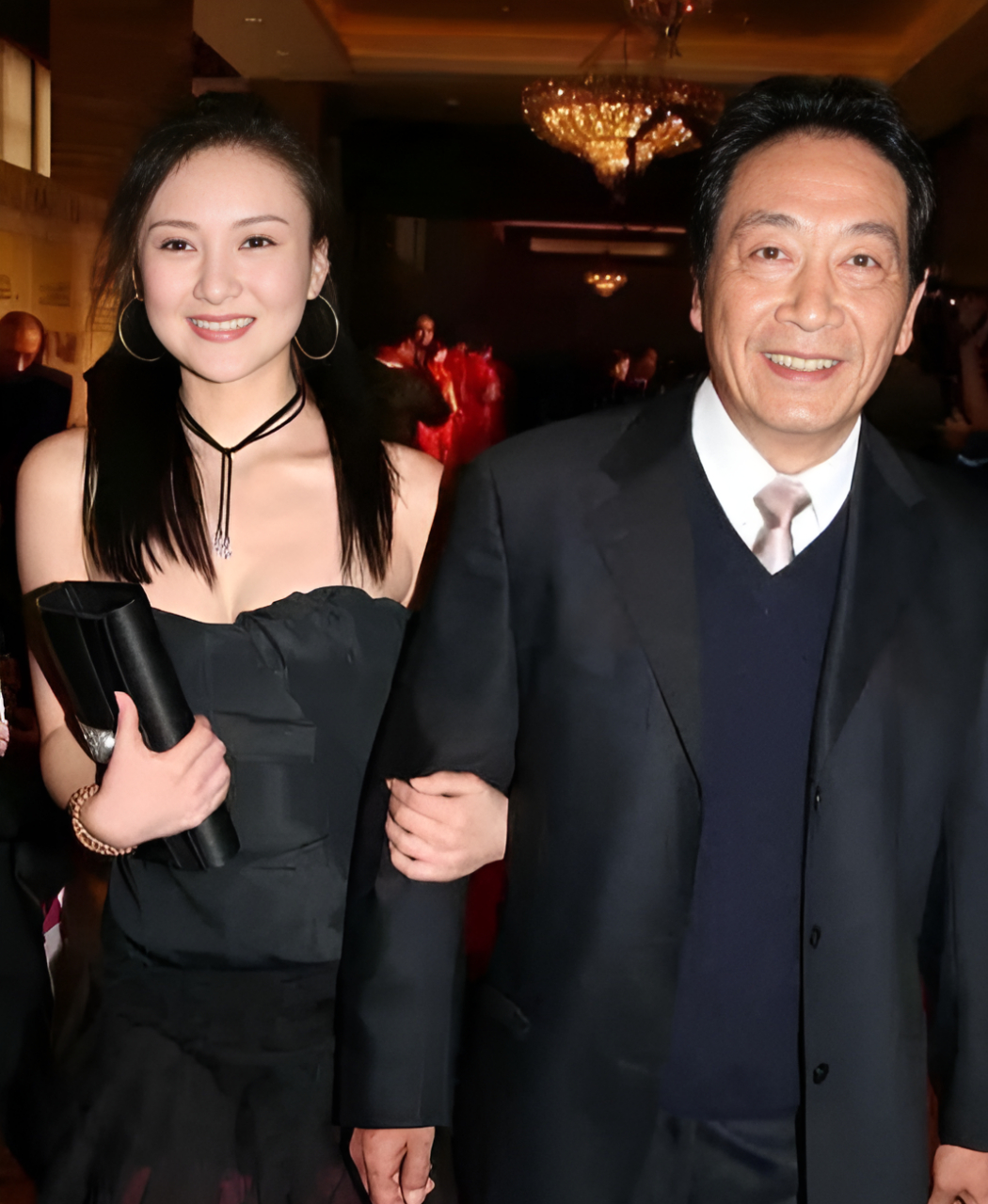 "看着漂亮的饶芯语,王奎荣欣然接受!