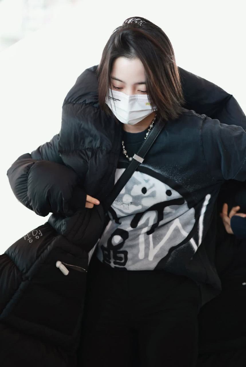 欧阳娜娜今日在机场分享自己的私服,身穿黑色羽绒服,艺人联名短袖长t