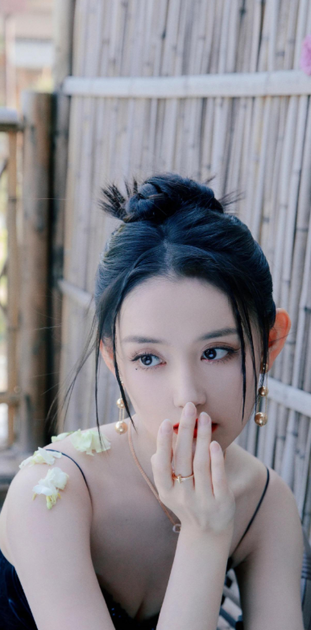 蒋依依丸子头造型写真壁纸 #女星壁纸# #蒋依依