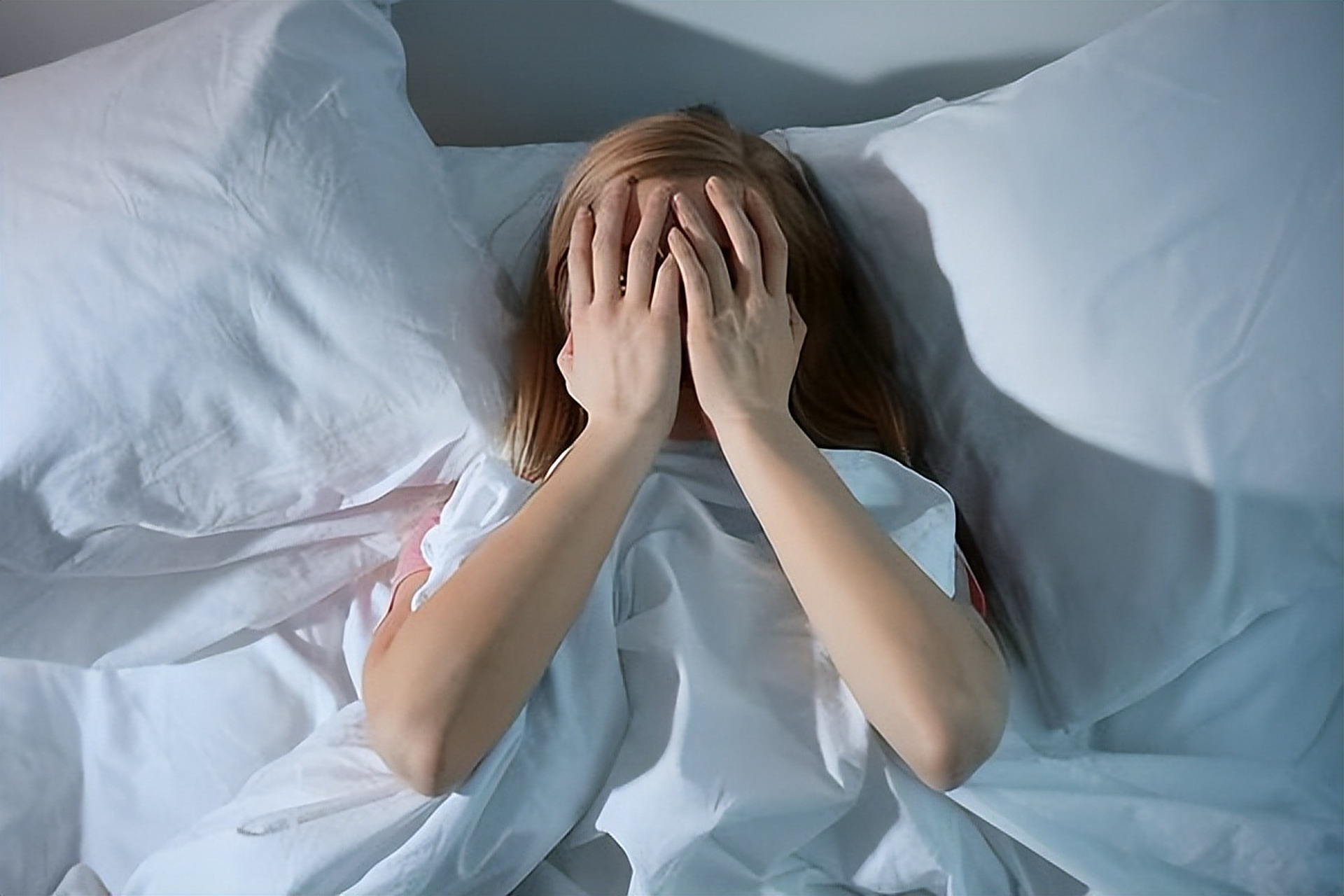 如果你有长期的失眠,凌晨一醒入睡困难,即使睡着了也是半睡半醒的状态