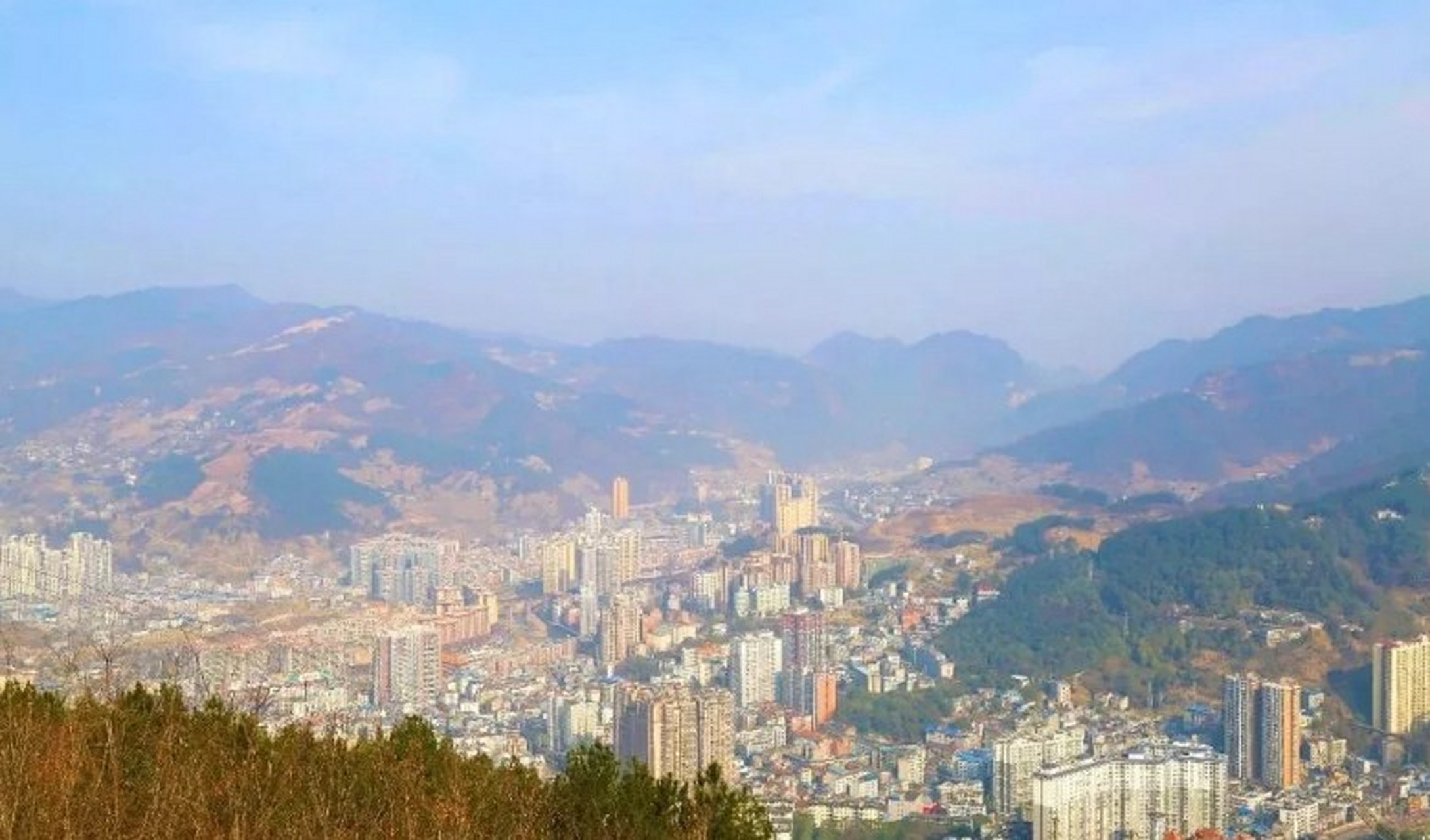 塔子山,位于万源市东南方向,植被资源丰富,自然景观优美,山高陡坡,沿