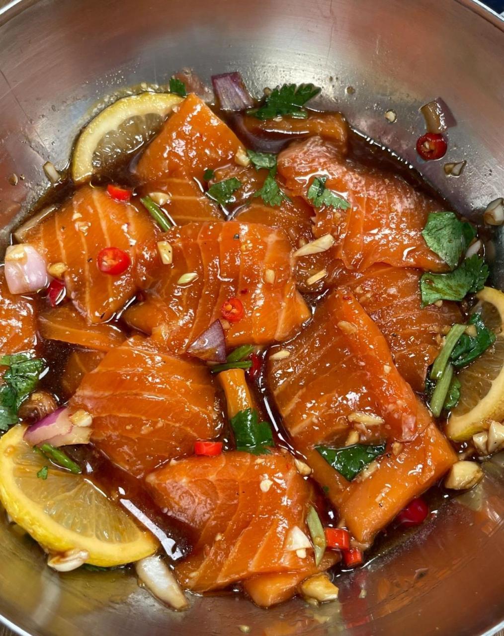 啊啊啊真的太绝了～ 姐妹们今天尝试了一下凉拌三文鱼 一整个好吃到