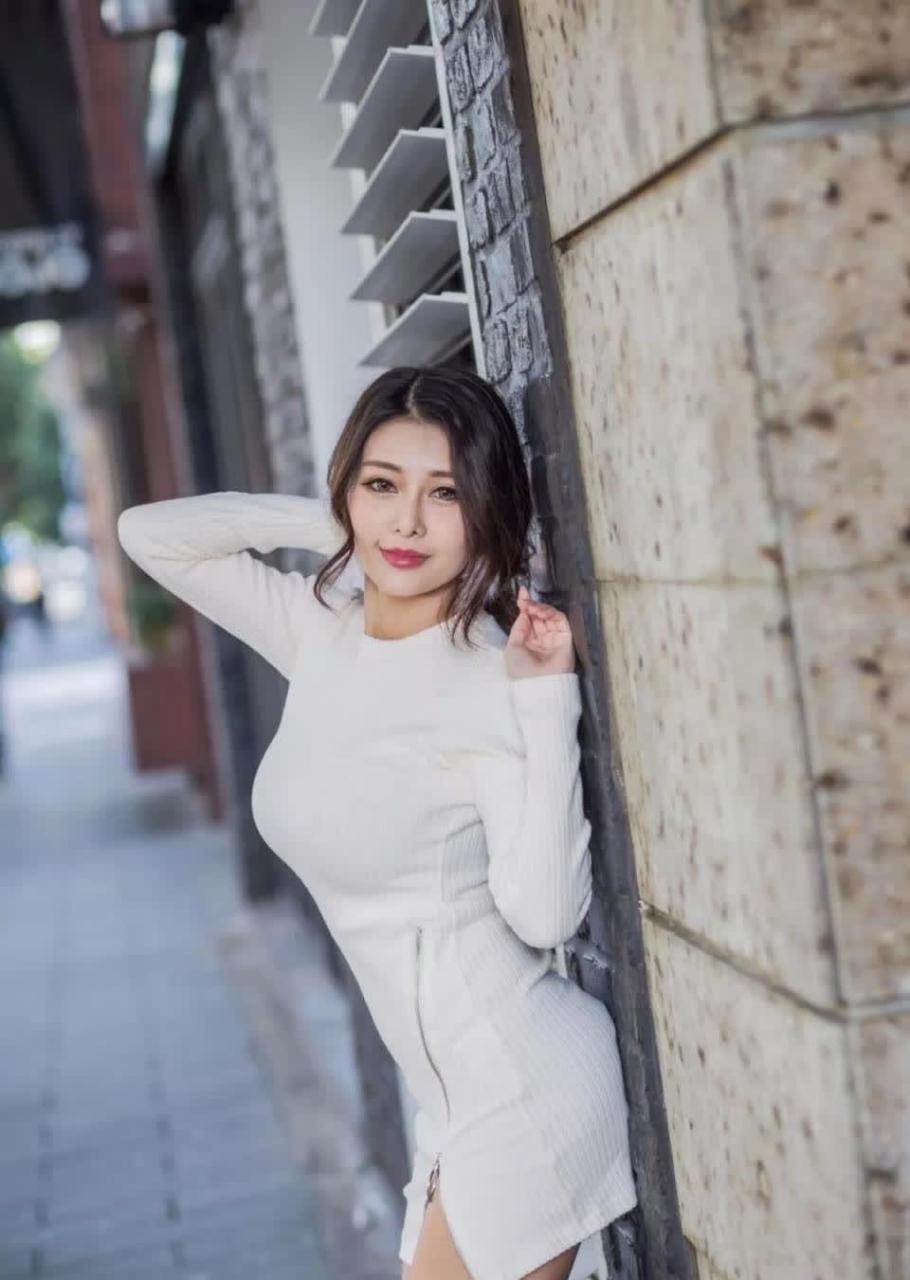 穿紧身包臀裙的性感美妇,身姿丰满,怎么看都是那么的迷人