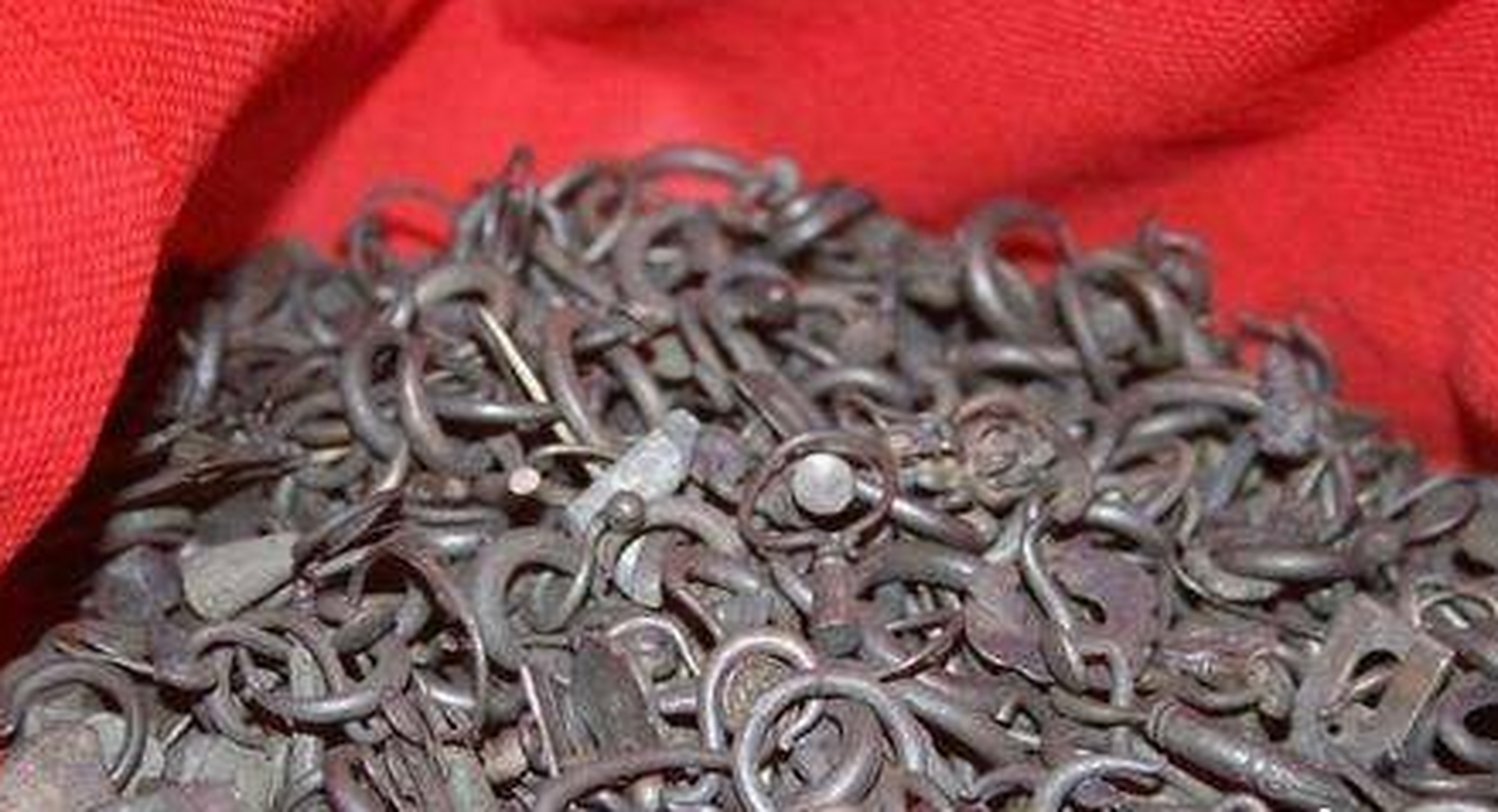 张献忠的蜀中奥斯维辛 江口沉银出了很多老百姓的银耳坠,钮扣……证明