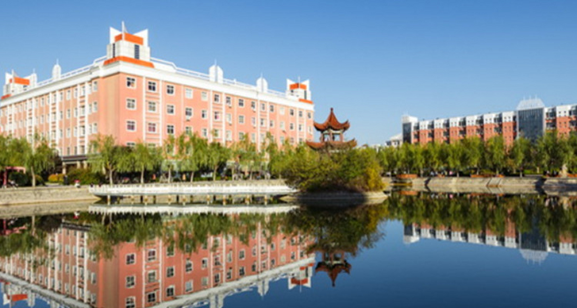 商丘学院是一所位于河南省商丘市的新型本科院校,成立于2002年,是