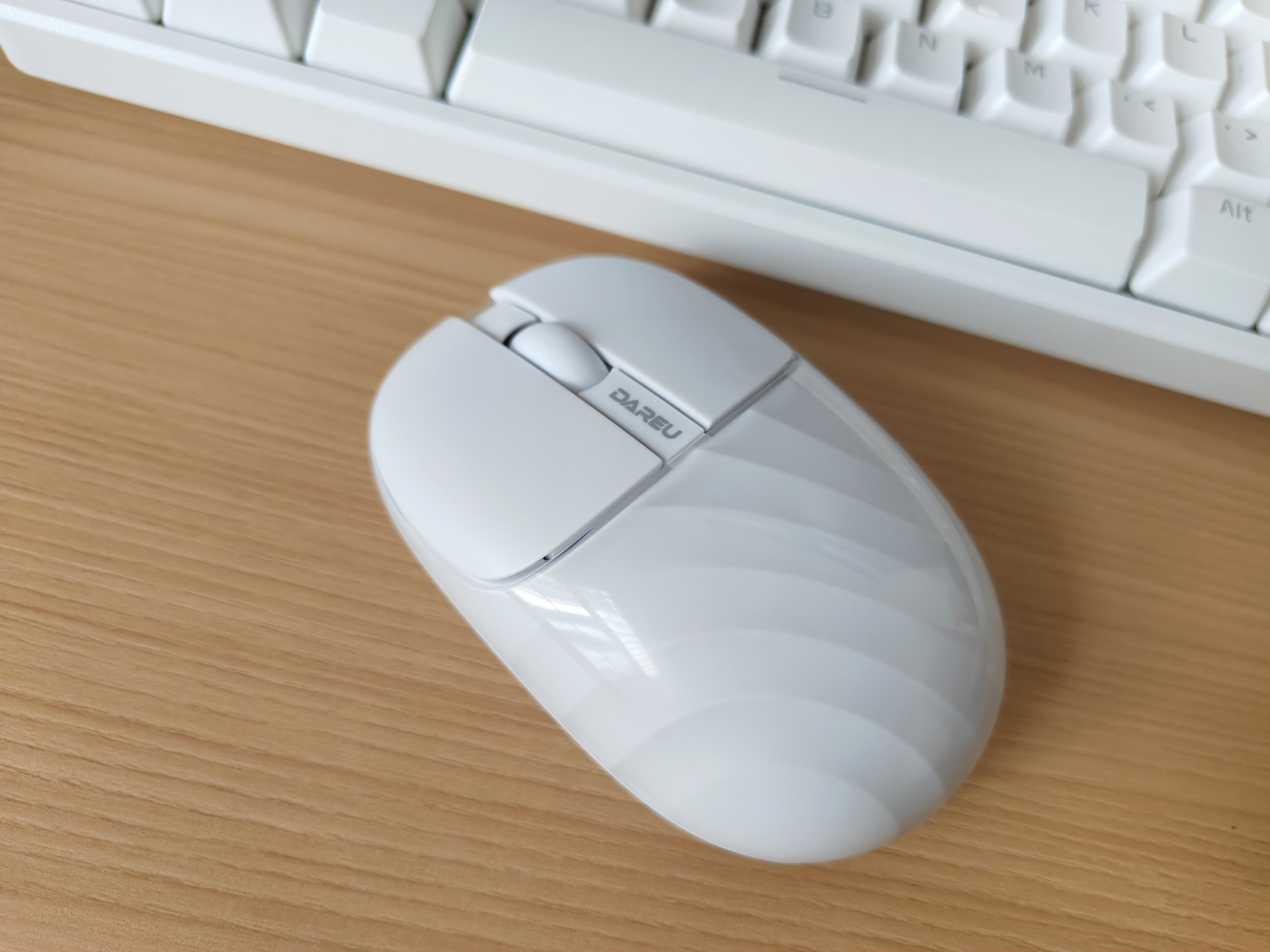 最近入手了一款白色无线鼠标,就是这款达尔优水波纹无线鼠标