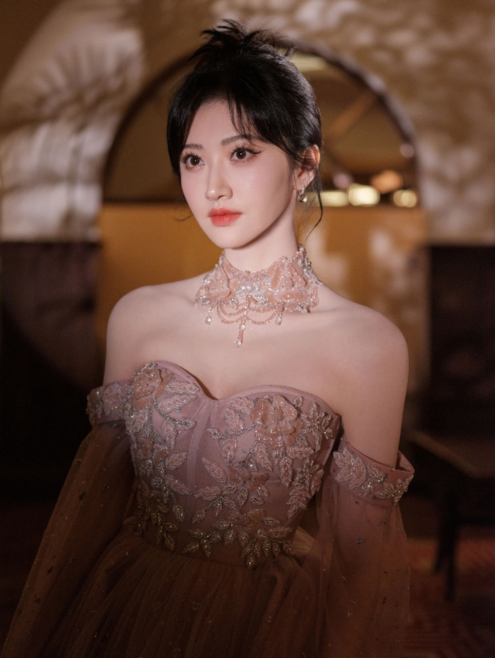 身材饱满丰腴,倾国倾城的#景甜# 一袭粉色抹胸礼裙,貌似天仙,气质妩媚