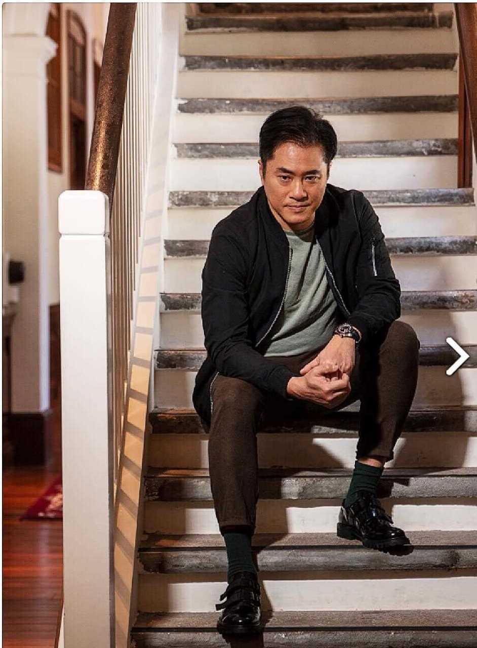 香港著名演员邵仲衡的生活照,他今年都已经59岁还是这么帅