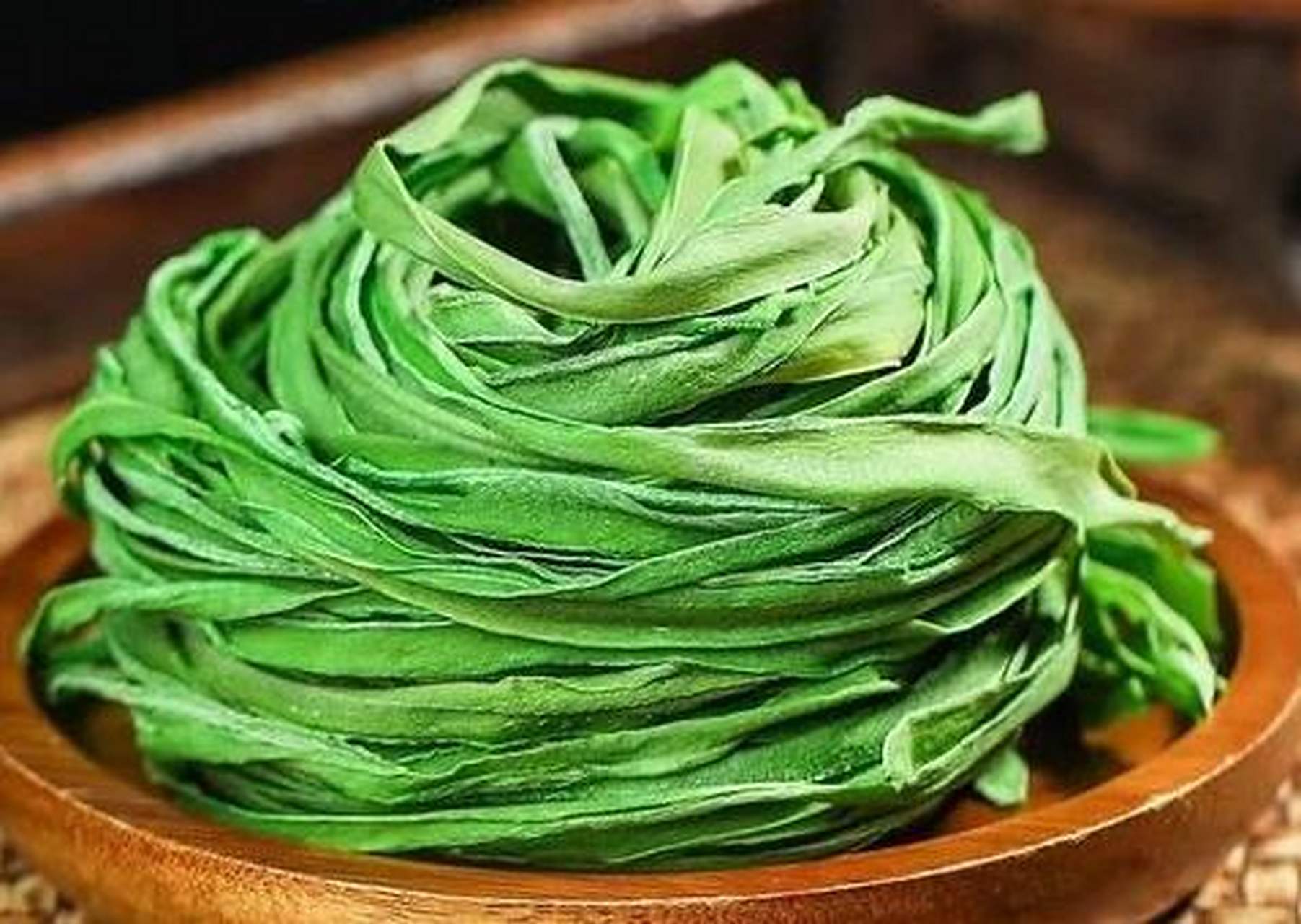 每次和朋友聚餐,我都会毫不犹豫地点上一份贡菜,让火锅的味道更加丰富