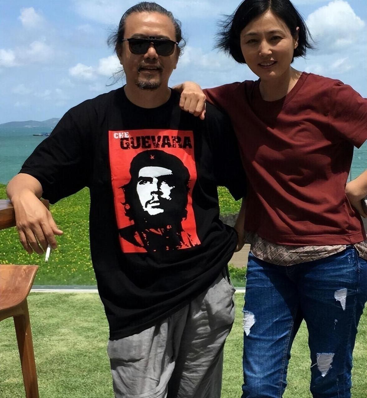 张延和周海媚长的好很像特别是嘴巴,我也喜欢看她演的电视剧,祝她永远