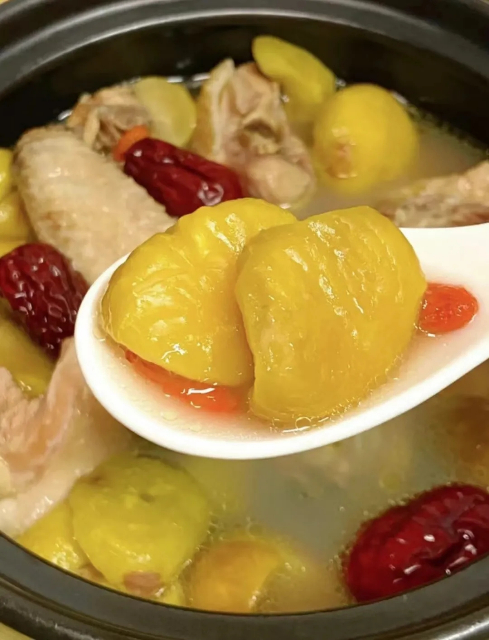板栗煲鸡汤营养丰富美味好喝  食材:鸡肉,板栗,姜,红枣,枸杞 做法见