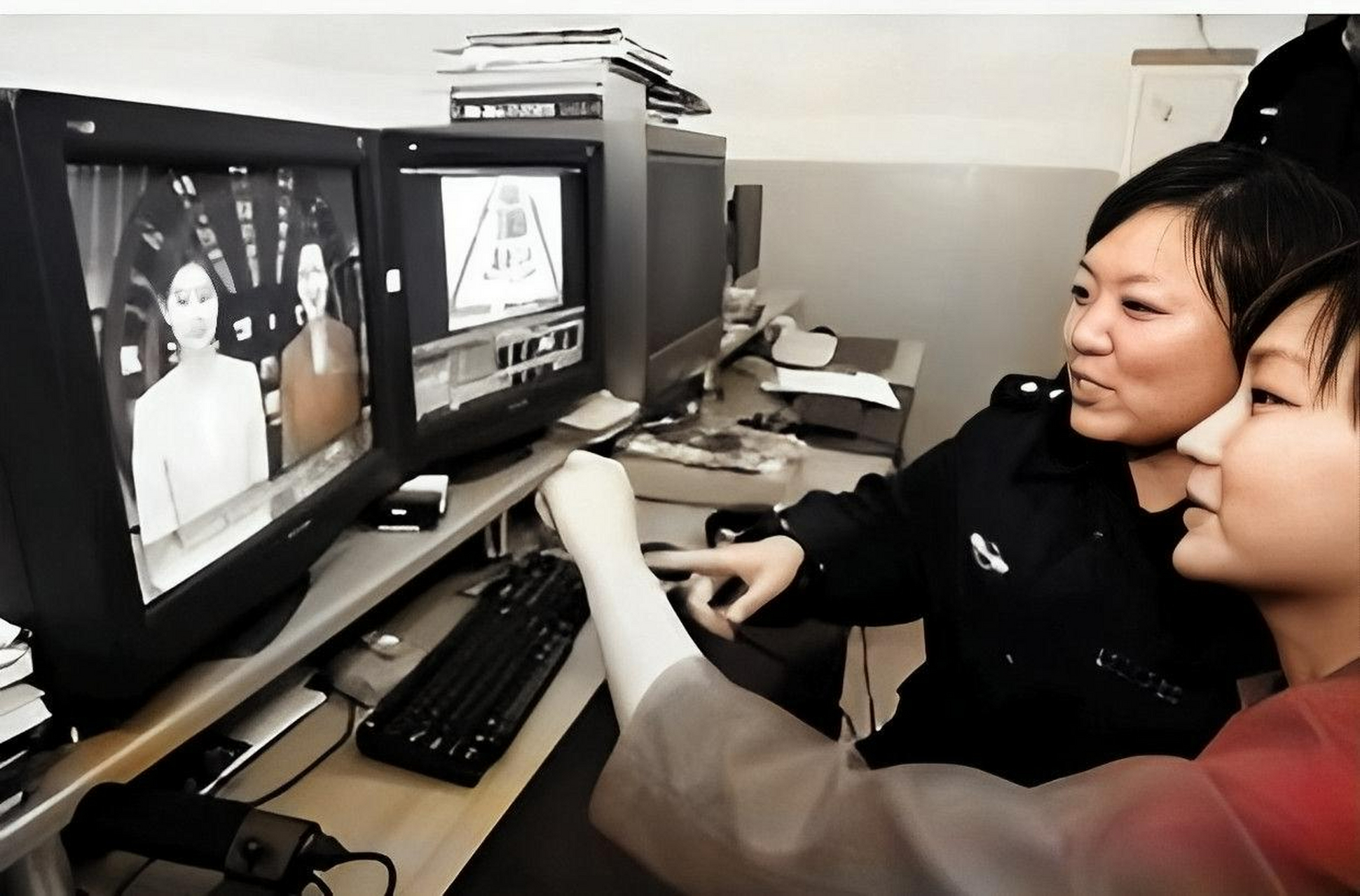 2006年,美国北京19岁的女模特张笑谎称是房地产老板的女儿,骗走世界