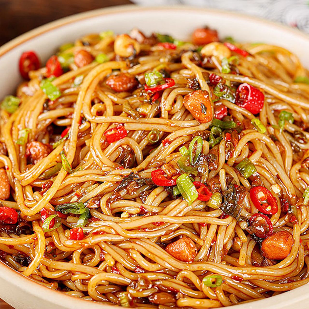 江西米粉怎么吃?南昌拌粉拌着吃.要是再有碗瓦罐煨汤就更好了.