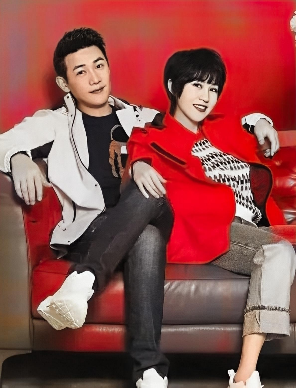 陆毅嫁给了鲍蕾,郭京飞嫁给了鲍莉.陆毅很早就成名了,岳母很喜欢他.