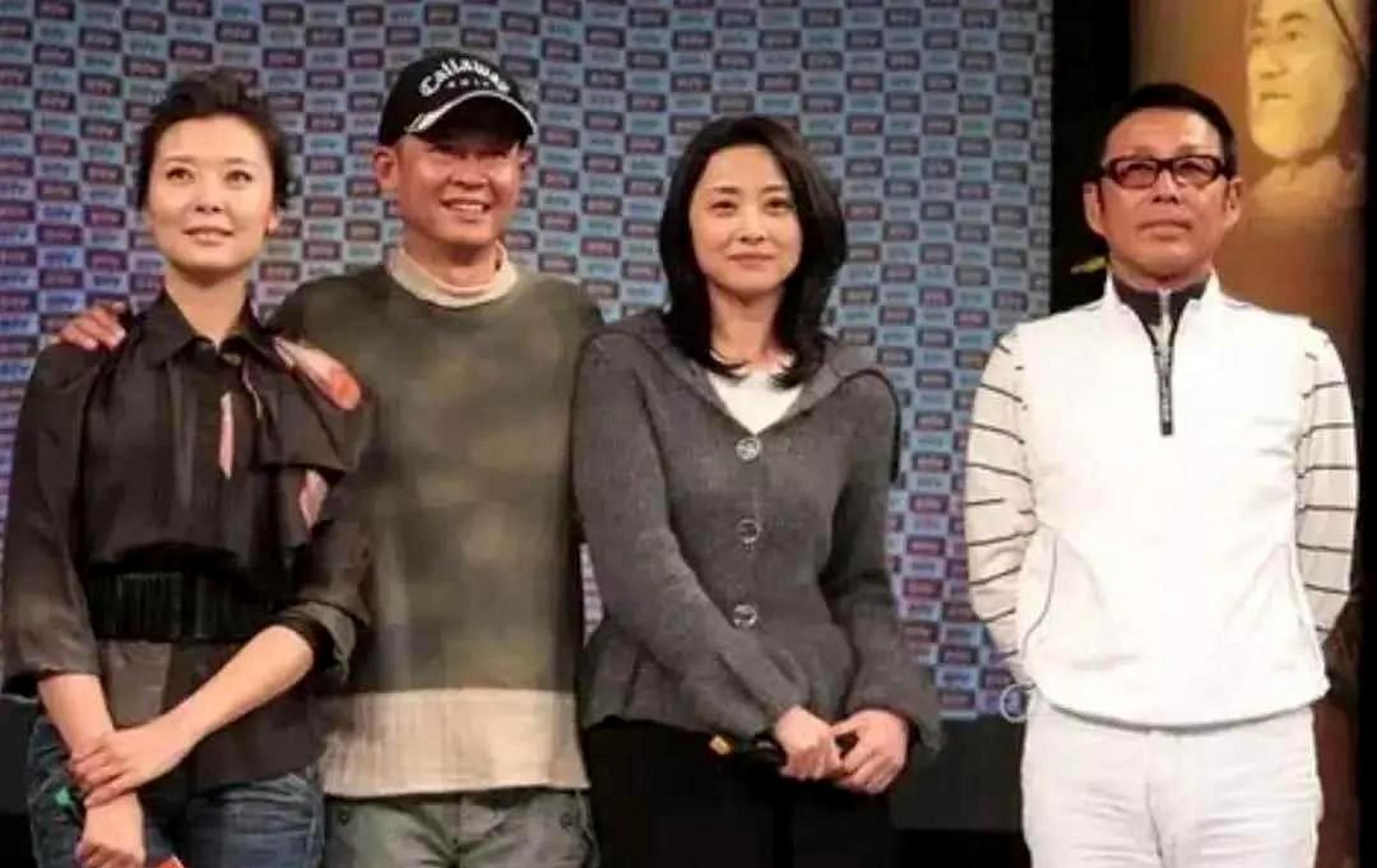 陈道明看到王志文左右搂着两位美女开心笑着的照片,不禁有些嫉妒.