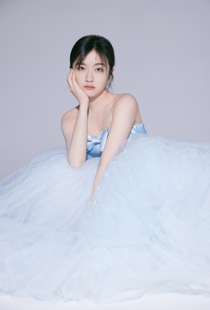 李兰迪 盎然新颜,轻灵律动, 蓝色蝴蝶结抹胸纱裙, 把轻盈的海浪穿在