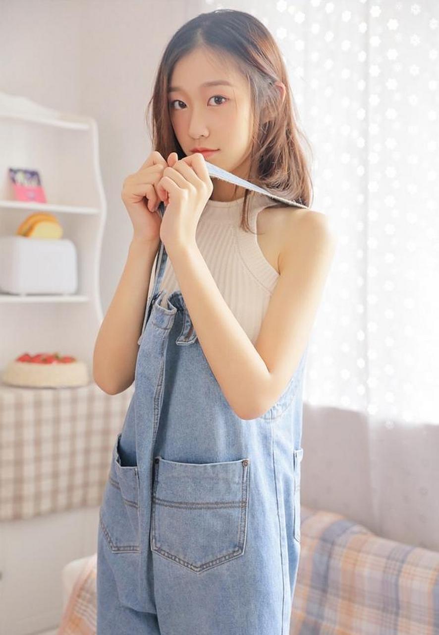 清纯的背带裤小美女私房写真