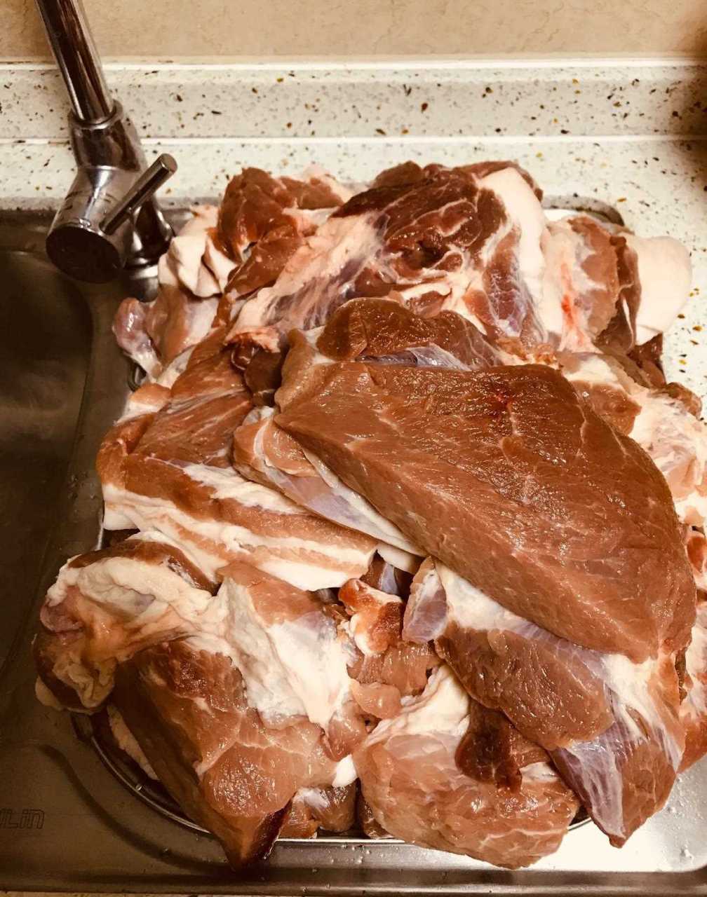 四十斤肉手工制作川味香肠,手都切疼了[捂脸]