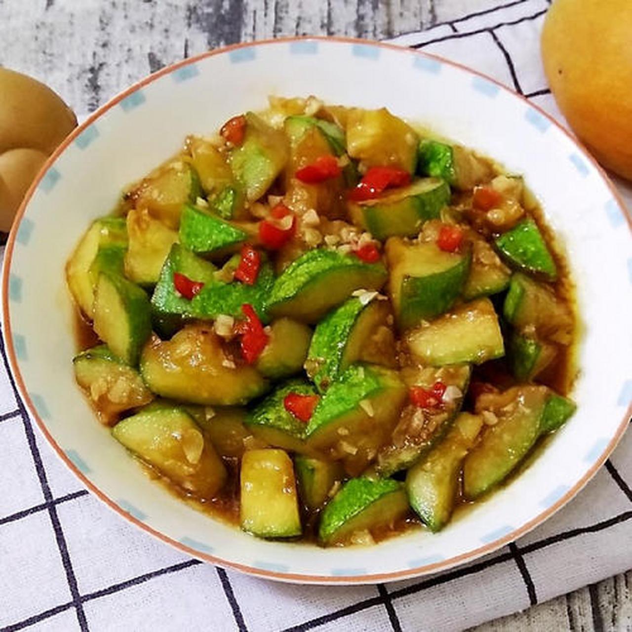 【除烦止渴的蚝油西葫芦】山西等地把西葫芦叫北瓜,别名熊(雄)瓜,白瓜