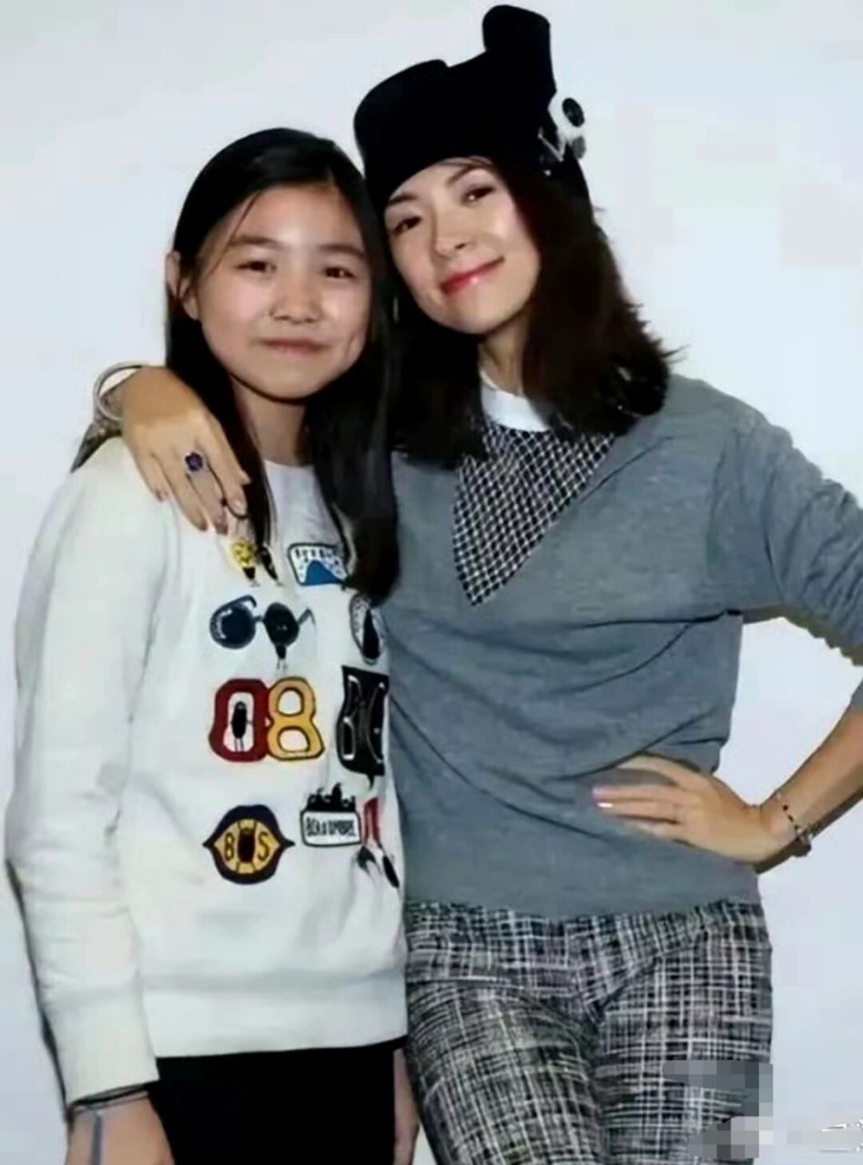 小苹果和葛荟婕在一起时显得更加开心和自在.