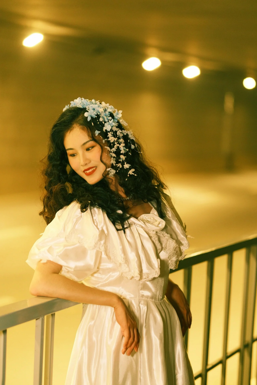 【手机王家卫风格调色思路分享】  原片色彩:富士nc经典色彩,偏黄偏暖