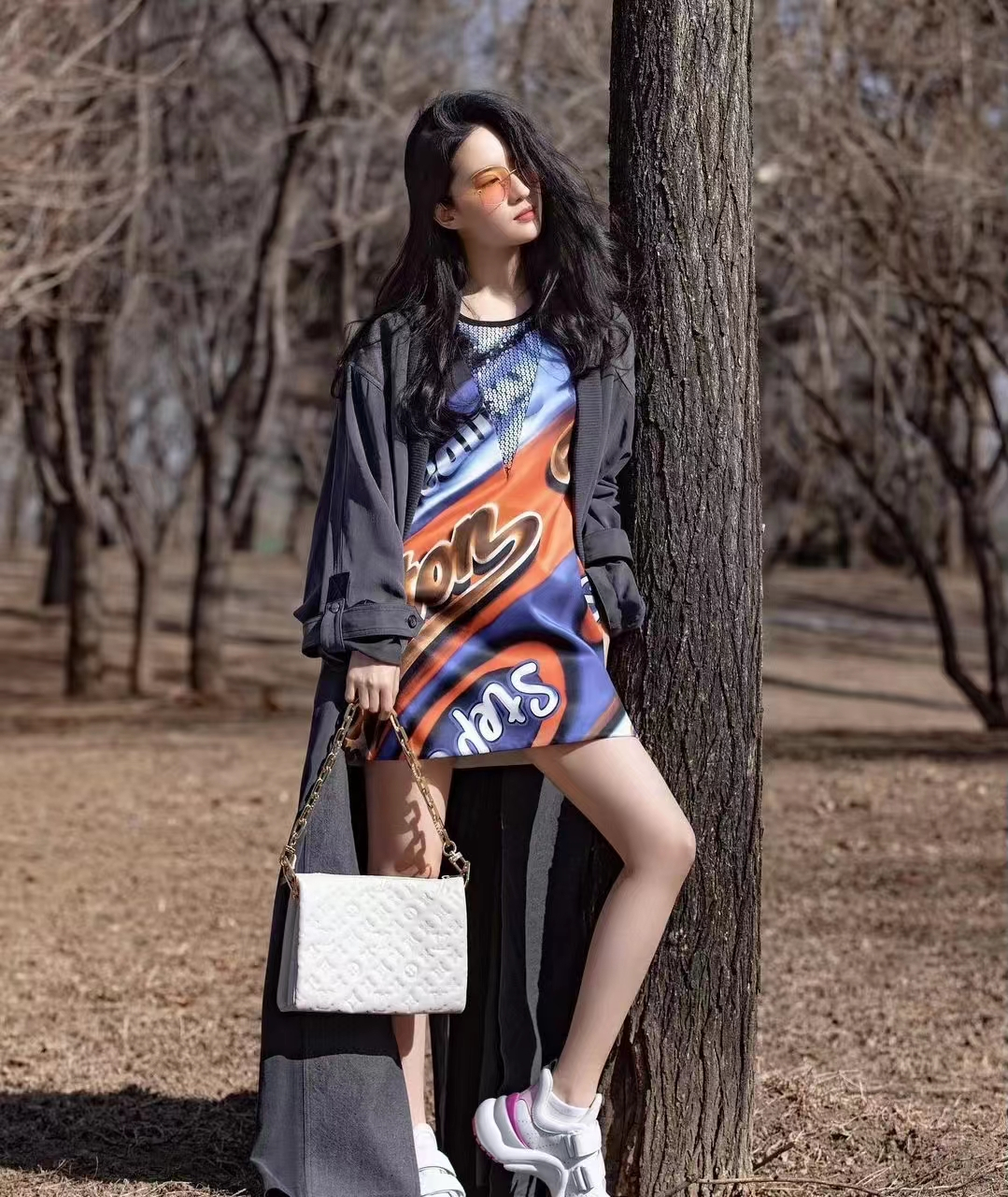 刘亦菲为lv拍摄的时尚大片性感又俏皮,哪怕是戴着个大帽子也遮不住