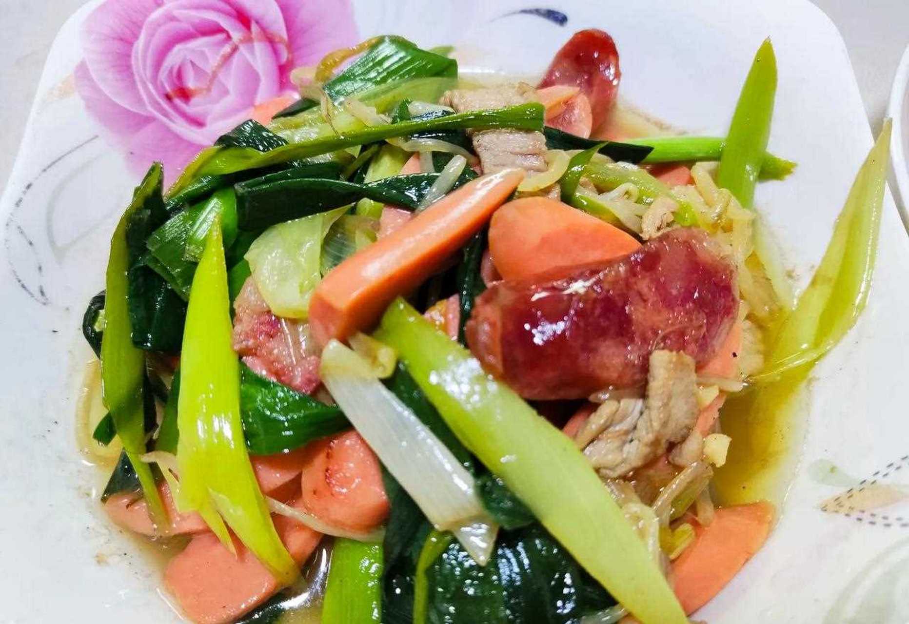 晚餐打卡炒杂菜(火腿肠,瘦肉,腊肠,青菜)莲藕煲骨头蒜蓉上海青,宝宝