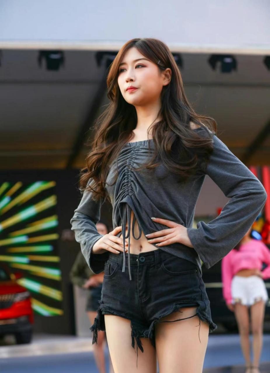 长腿热裤车模小姐姐,不由自主地想要多看一眼