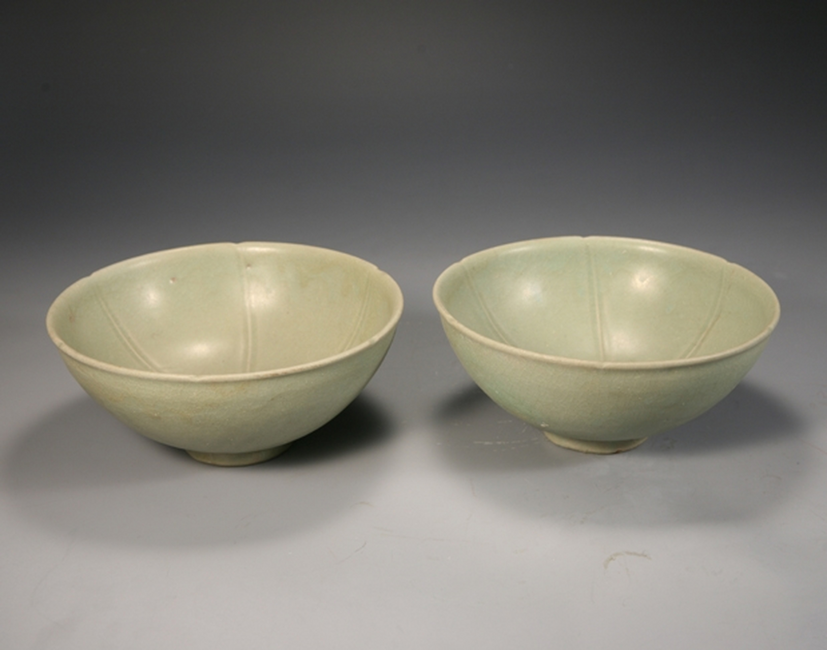 图一:元 孔雀蓝釉带盖梅瓶 图二:元 蓝釉描金爵 图三:元 龙泉窑鼎式