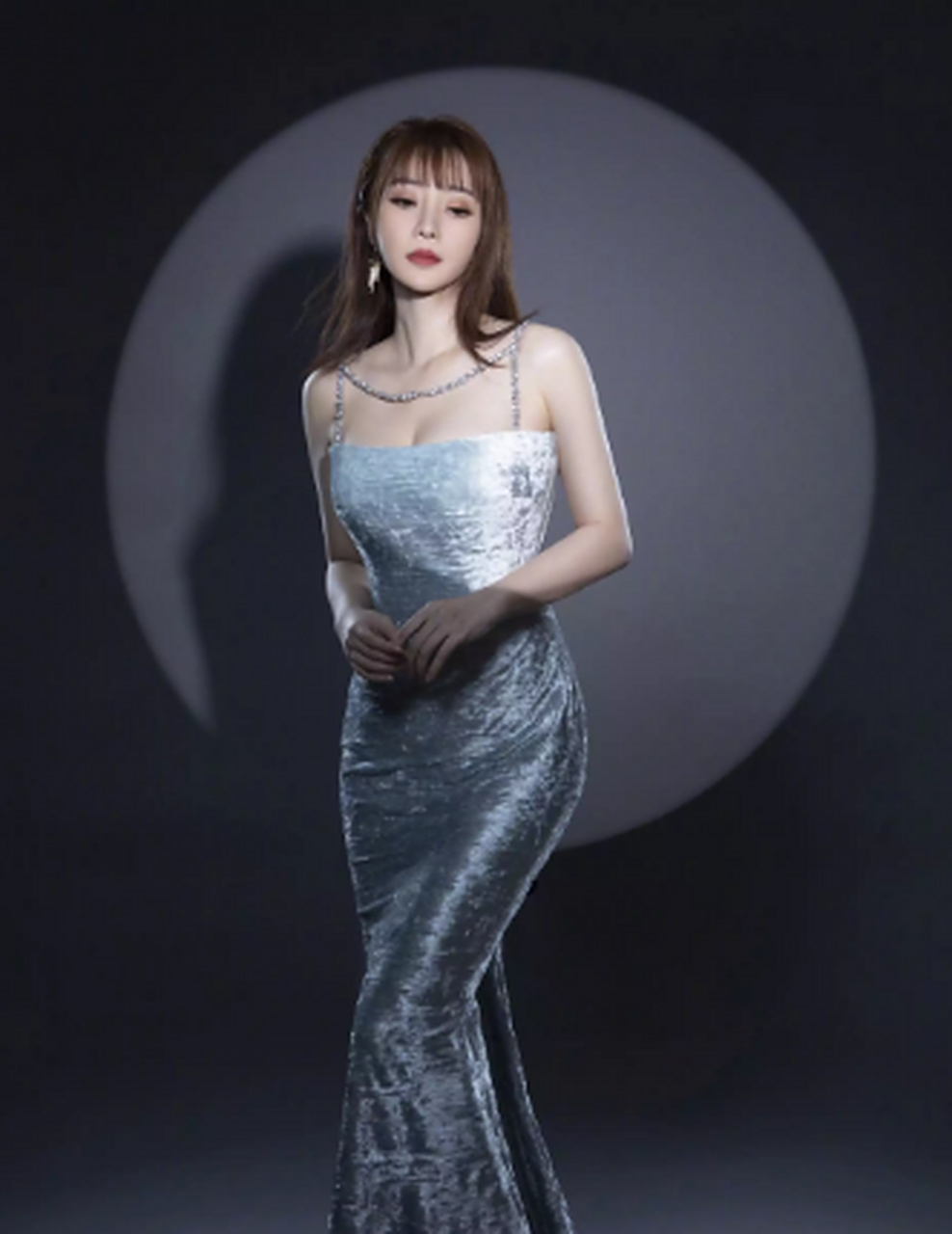 柳岩"大号水蜜桃"太诱人,一袭低胸裙性感而又妩媚,真怕兜不住