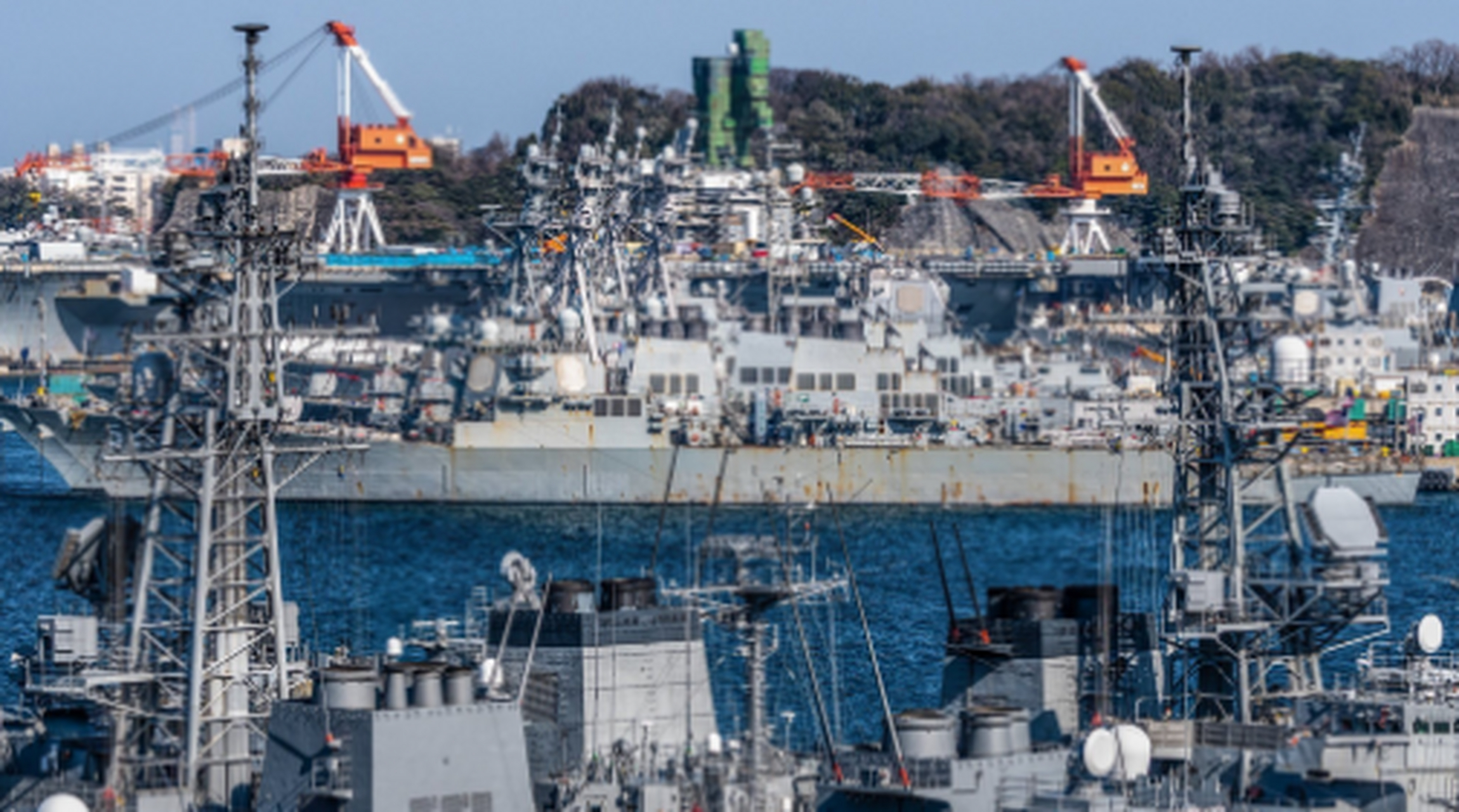 日本横须贺港一角,多艘美日军舰同框停放,简单算一下估计有10艘左右.