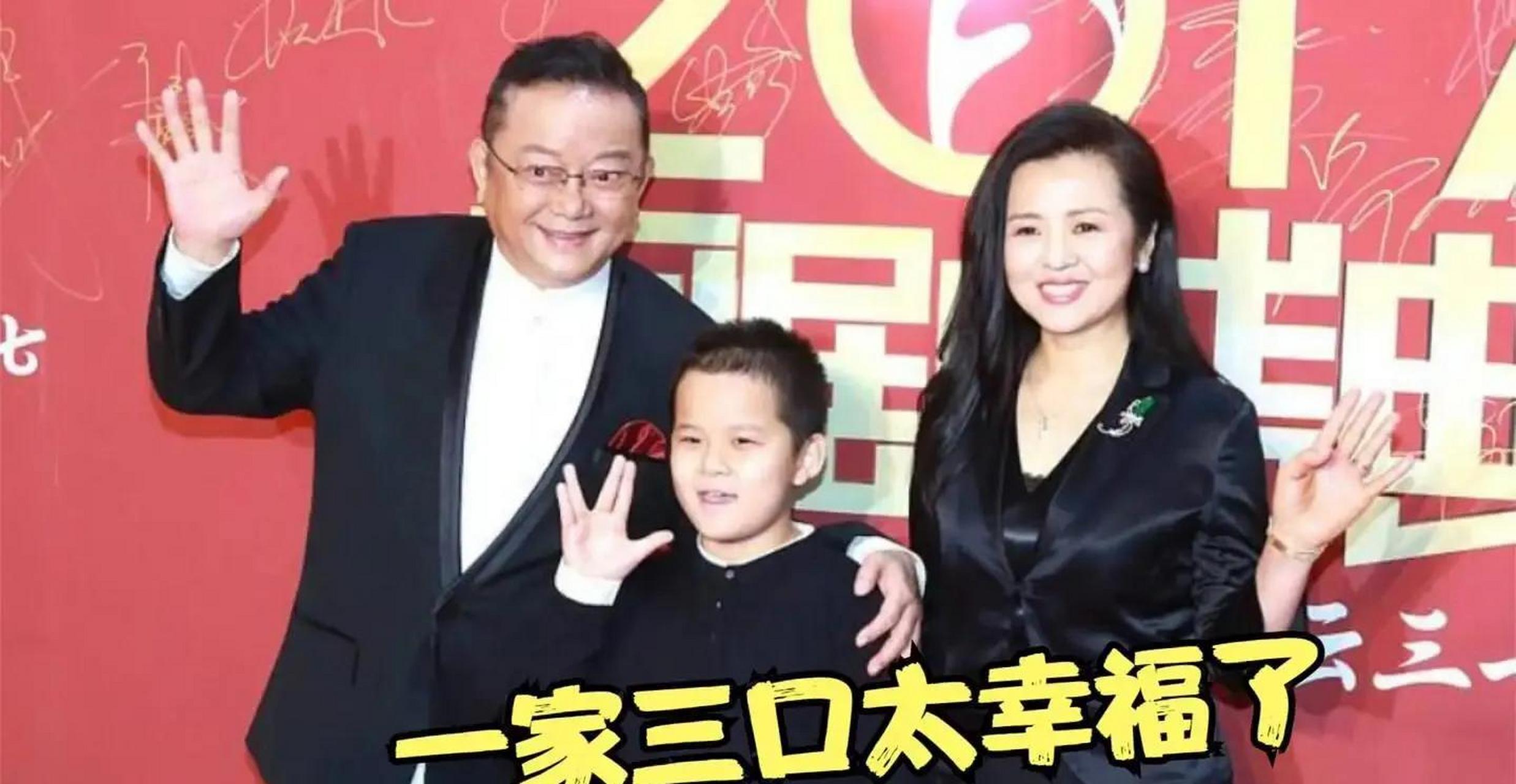 王刚一家罕见亮相,小22岁三婚妻子郑艳东小鸟依人,73岁王刚老当益壮