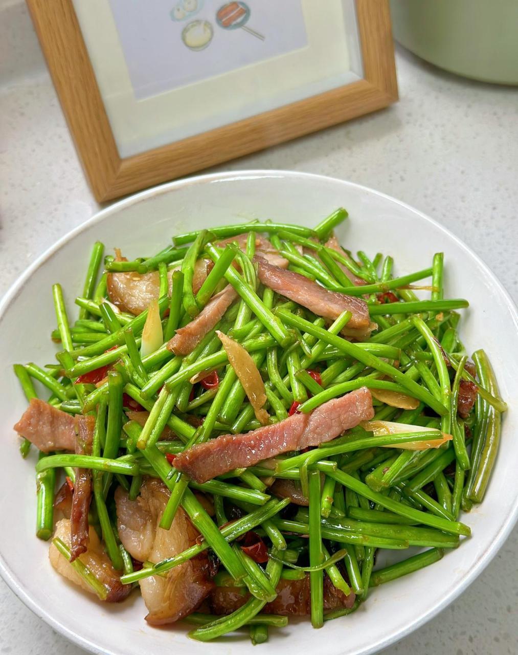 腊肉炒藜蒿也太香了吧还有腊猪肝你们吃过吗|||以前偶尔看见藜蒿也会
