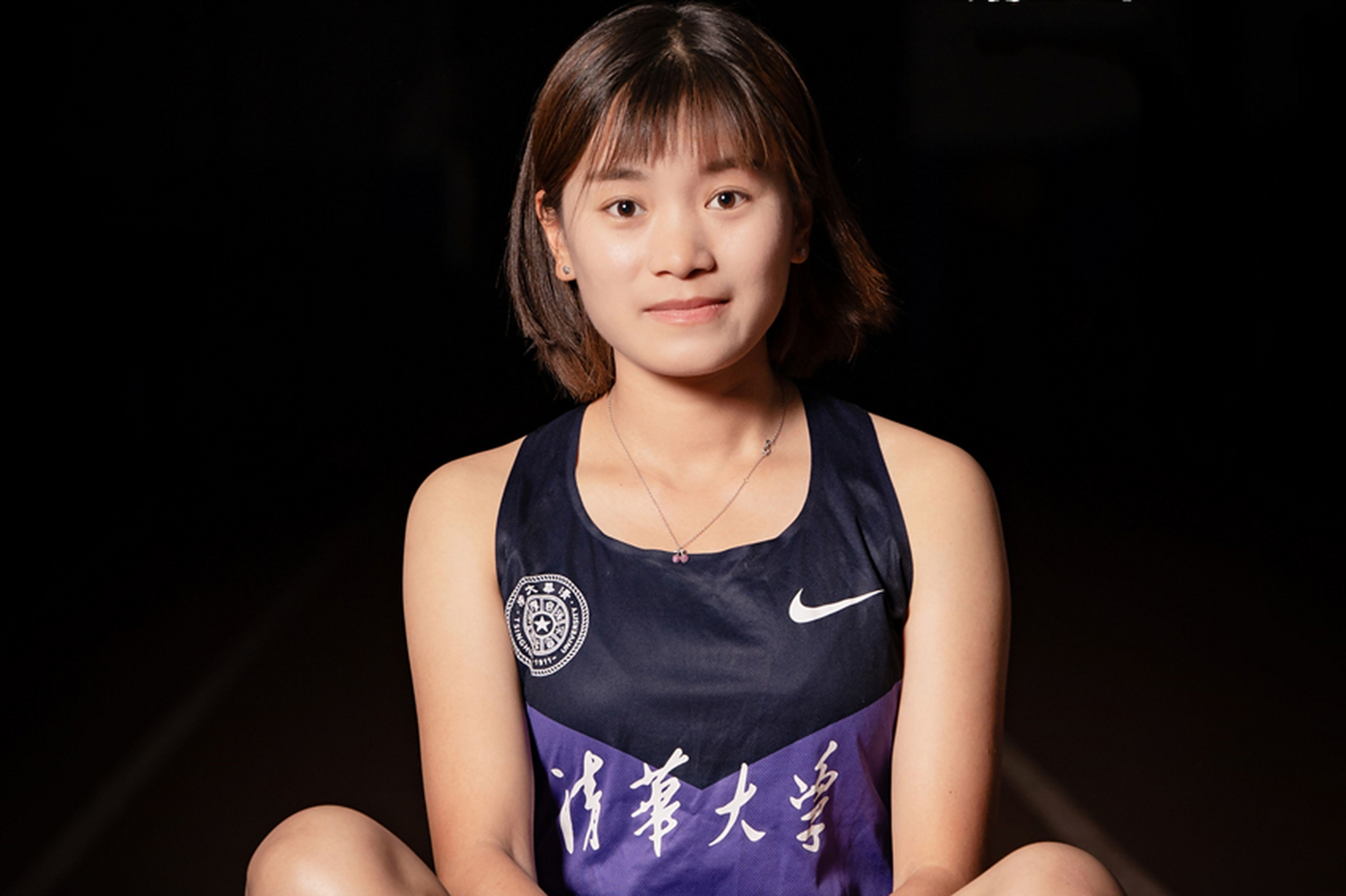 女子10000米决赛中,中国队派出马秀针,牛丽华和夏雨雨出战.