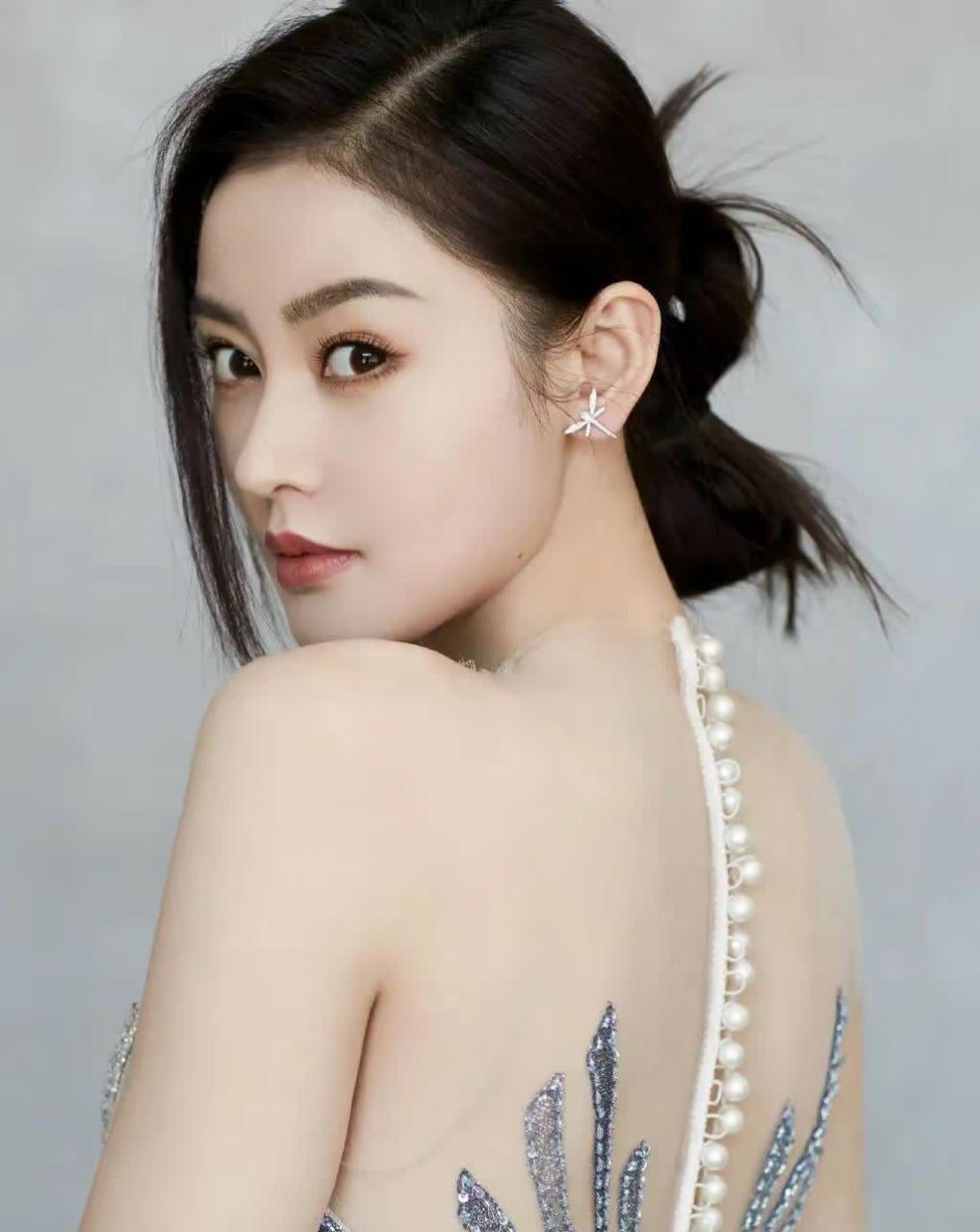 张天爱性感写真,身穿长裙妖娆迷人,身材修长,背影白皙靓丽!